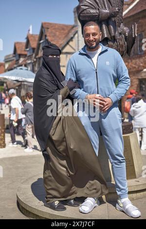 Muslimisches Paar mit einer Frau, die ein traditionelles Kleid mit Niqab-Burka trägt. England Großbritannien Stockfoto