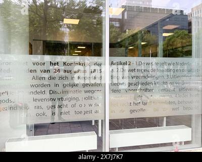 Grundgesetz der Niederlande Auszug des Grundgesetzes der Niederlande auf einer Glastür in Rotterdam / Text der niederländischen Verfassung über eine Glastür in Rotterdam, 16.5.2024 *** Grundgesetz der Niederlande Auszug aus dem Grundgesetz der Niederlande über eine Glastür in Rotterdam Text der niederländischen Verfassung über eine Glastür in Rotterdam, 16 5 2024 Stockfoto