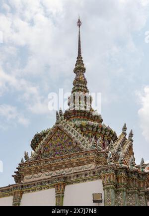 Ein Bild des Phra Wiharn Yod Turms am Großen Palast. Stockfoto