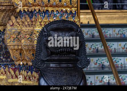 Ein Bild einer schwarzen Statue in der Phra Ubosot, oder Kapelle, Teil des Großen Palastes. Stockfoto