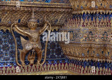 Ein Bild der goldenen Dekoration in der Phra Ubosot, oder Kapelle, Teil des Großen Palastes. Stockfoto