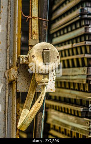 Alter Schalter an der Wand mit Drähten. Hochwertige Fotos Stockfoto