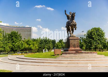 Statue des legendären Tamerlane oder Amir Temur zu Pferd in Taschkent, Usbekistan. Statue des legendären Tamerlane eith Hotel Usbekistan im B Stockfoto