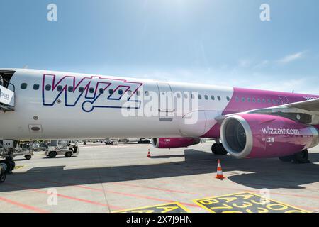 Budapest, Ungarn - 04.30.2024: Wizz Air Airbus-Flugzeuge auf der Landebahn in Budapest, Ungarn. Wizz Air Holdings ist ein ungarischer Ultra-Low-Cost-Carrier-Konzern Stockfoto