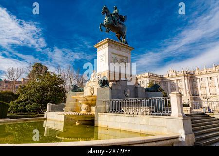Madrid, Spanien - 16. FEBRUAR 2022: Das Plaza de Oriente ist ein Platz im historischen Zentrum von Madrid. Das Hotel wurde 1844 entworfen und befindet sich vor dem Königspalast Stockfoto