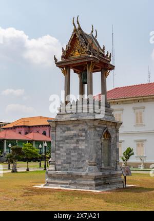 Ein Bild von einem kleinen Glockenturm im Wat Benchamabophit Dusitwanaram Tempel. Stockfoto