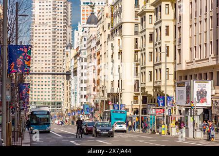 Madrid, Spanien - 16. FEBRUAR 2022: Die Gran Via ist eines der wichtigsten Einkaufsviertel Madrids, mit einer großen Anzahl an Hotels und Kinos. Stockfoto