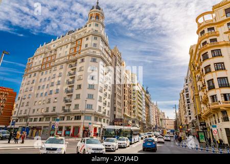 Madrid, Spanien - 16. FEBRUAR 2022: Die Gran Via ist eines der wichtigsten Einkaufsviertel Madrids, mit einer großen Anzahl an Hotels und Kinos. Stockfoto