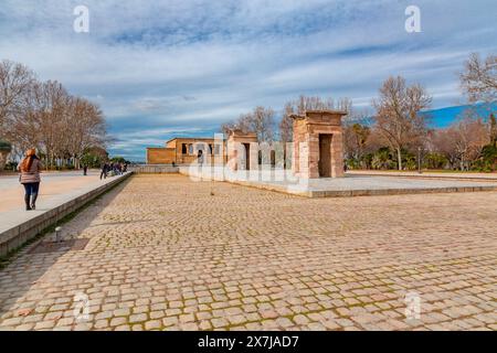 Madrid, Spanien - 16. FEBRUAR 2022: Der Tempel von Debod ist ein alter ägyptischer Tempel, der im Zentrum von Madrid, Spanien, demontiert und wieder aufgebaut wurde. Stockfoto