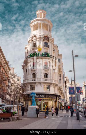 Madrid, Spanien - 16. FEBRUAR 2022: Die Gran Via ist eines der wichtigsten Einkaufsviertel Madrids, mit einer großen Anzahl an Hotels und Kinos. Stockfoto