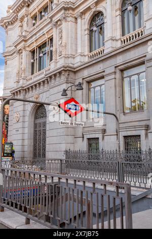 Madrid, Spanien - 16. FEBRUAR 2022: U-Bahn-Schild und Logo am Eingang des Bahnhofs Banco de Espana in Madrid, Spanien. Stockfoto