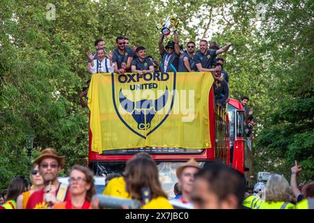 Oxford, 20. Mai 2024. Oxford United passiert den Magdalen Tower in einem offenen Bus durch die Straßen der Stadt, um den 2:0-Sieg gegen Bolton Wanderers im Play-off-Finale und den Aufstieg zur Meisterschaft nach 25 Jahren zu feiern. Quelle: Martin Anderson/Alamy Live News Stockfoto