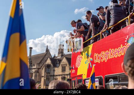 Oxford, 20. Mai 2024. Oxford United nimmt einen offenen Bus durch die Straßen der Stadt, um den 2:0-Sieg gegen Bolton Wanderers im Play-off-Finale und den Aufstieg zur Meisterschaft nach 25 Jahren zu feiern. Quelle: Martin Anderson/Alamy Live News Stockfoto