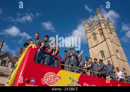 Oxford, 20. Mai 2024. Oxford United passiert den Magdalen Tower in einem offenen Bus durch die Straßen der Stadt, um den 2:0-Sieg gegen Bolton Wanderers im Play-off-Finale und den Aufstieg zur Meisterschaft nach 25 Jahren zu feiern. Quelle: Martin Anderson/Alamy Live News Stockfoto