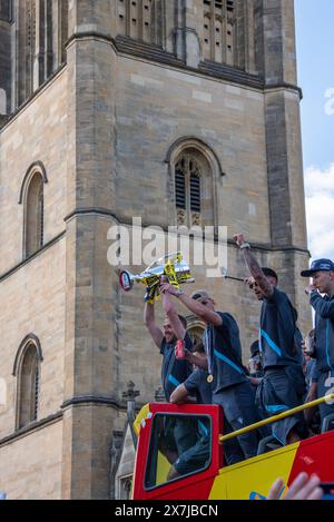 Oxford, 20. Mai 2024. Oxford United passiert den Magdalen Tower in einem offenen Bus durch die Straßen der Stadt, um den 2:0-Sieg gegen Bolton Wanderers im Play-off-Finale und den Aufstieg zur Meisterschaft nach 25 Jahren zu feiern. Quelle: Martin Anderson/Alamy Live News Stockfoto