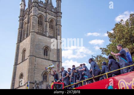 Oxford, 20. Mai 2024. Oxford United passiert den Magdalen Tower in einem offenen Bus durch die Straßen der Stadt, um den 2:0-Sieg gegen Bolton Wanderers im Play-off-Finale und den Aufstieg zur Meisterschaft nach 25 Jahren zu feiern. Quelle: Martin Anderson/Alamy Live News Stockfoto