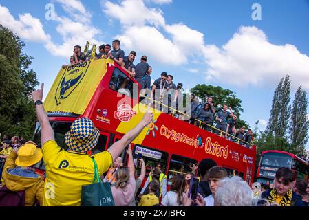 Oxford, 20. Mai 2024. Oxford United nimmt einen offenen Bus durch die Straßen der Stadt, um den 2:0-Sieg gegen Bolton Wanderers im Play-off-Finale und den Aufstieg zur Meisterschaft nach 25 Jahren zu feiern. Quelle: Martin Anderson/Alamy Live News Stockfoto