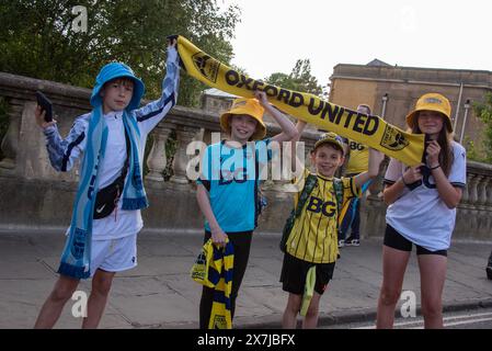 Oxford, 20. Mai 2024. Oxford United Fans die Familie Pendle feiert den 2:0-Sieg von Oxford gegen Bolton Wanderers im Play-off-Finale und den Aufstieg zur Meisterschaft nach 25 Jahren. Sie waren auf der Magdalenbrücke, um die U in einem Bus mit offenem Oberdeck vorbeifahren zu sehen. Quelle: Martin Anderson/Alamy Live News Stockfoto