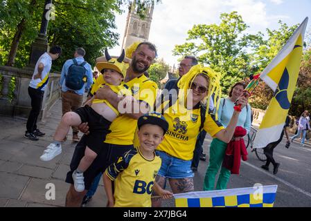 Oxford, 20. Mai 2024. Oxford United Fans die Fleetwood Familie feiert den 2:0-Sieg von Oxford gegen Bolton Wanderers im Play-off-Finale und den Aufstieg zur Meisterschaft nach 25 Jahren. Sie waren auf der Magdalenbrücke, um die U in einem Bus mit offenem Oberdeck vorbeifahren zu sehen. Der Magdalen Tower ist im Hintergrund. Quelle: Martin Anderson/Alamy Live News Stockfoto