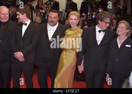 Cannes, Frankreich. Mai 2024. CANNES, FRANKREICH - 18. MAI: Rolando Ravello, Denis Ménochet, Cate Blanchett, Evan Johnson, Guy Maddin, Galen Johnson, Nikki Amuka-Bird nimmt am 77 18. Mai 2024 im Palais des Festivals in Cannes, Frankreich, am Roten Teppich „Gerüchte“ Teil. Quelle: dpa/Alamy Live News Stockfoto