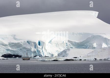 Segelschiff in Wilhelmina Bay, Antarktische Halbinsel, Antarktis Stockfoto