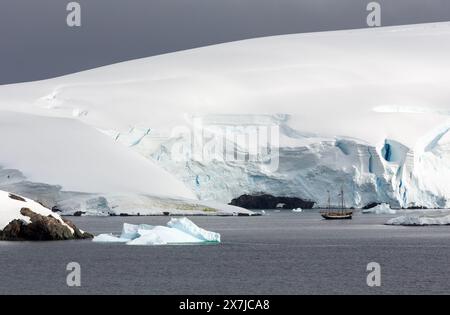 Segelschiff in Wilhelmina Bay, Antarktische Halbinsel, Antarktis Stockfoto