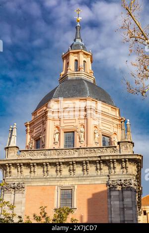 Die Kirche San Andres ist eine Kirche in Madrid. 1995 wurde es zum Kulturerbe von Bien de Interés erklärt. Stockfoto