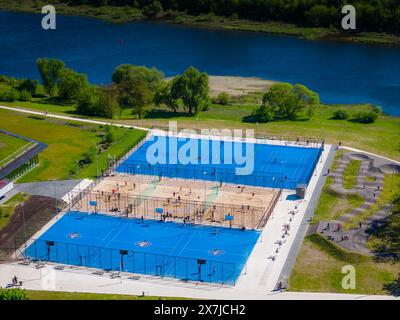 Basketball-, Tennis- und Volleyballplätze im Freien auf der Insel Nemunas, Kaunas. Panoramaaufnahme der Drohne aus der Luft Stockfoto