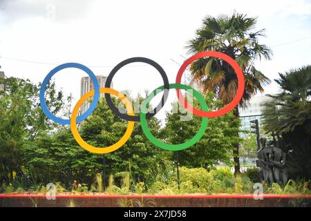 Paris, Frankreich. Mai 2024. Illustration der Olympischen Ringe in Paris, Frankreich am 17. Mai 2024, nur wenige Monate vor den Olympischen Spielen 2024 in Paris. Foto: Karim Ait Adjedjou/ABACAPRESS. COM Credit: Abaca Press/Alamy Live News Stockfoto