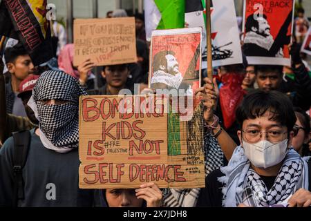 Bandung, Indonesien. Mai 2024. Pro-palästinensische Demonstranten gehen auf einem langen marsch zum 76. Jahrestag der Nakba in Bandung, West-Java, Indonesien, am 19. Mai 2024. Palästinensische Demonstranten, die Mitglieder der Bandung Solidarity for Palestine sind, haben sich ebenfalls dafür ausgesprochen, den Völkermord Israels an Palästinensern in Gaza und Rafah zu stoppen. (Foto: Dimas Rachmatsyah/SIPA USA) Credit: SIPA USA/Alamy Live News Stockfoto