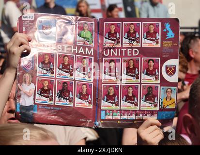 LONDON, ENGLAND - West Ham Fan Schuh mit Aufklebern des Spielers während des Fußballspiels der Barclays FA Women's Super League zwischen Tottenham Hotspur Women und We Stockfoto