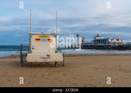 East Cliff Beach, Bournemouth - 14. Mai 2024: RNLI Rettungsschwimmer Wachturm am Strand vor dem Bournemouth Pier. Stockfoto