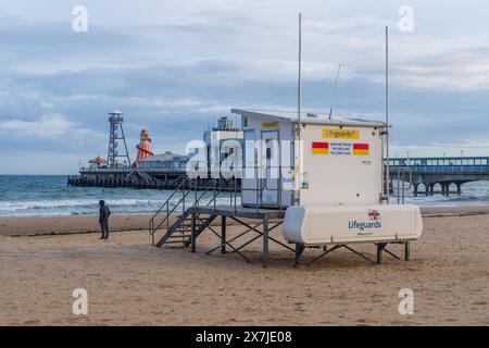 East Cliff Beach, Bournemouth - 14. Mai 2024: RNLI Rettungsschwimmer Wachturm am Strand vor dem Bournemouth Pier. Stockfoto