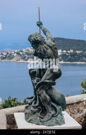 Saint Jean Cap Ferrat, Frankreich - 1. Juni 2023: Poseidon-Statue neben dem Leuchtturm von Cap Ferrat Stockfoto