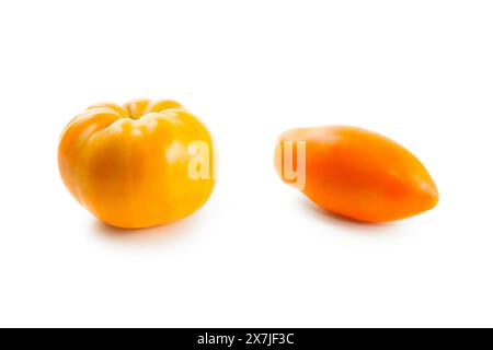 Sortiment verschiedener Formen von ganzen Reifen saftig gelben Tomaten mit weichem Schatten isoliert auf weißem Hintergrund mit Schnittpfad. Gemüsesammlung Stockfoto