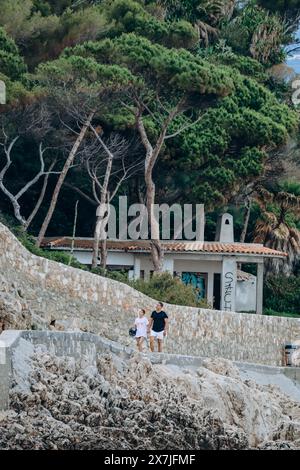 Saint-Jean-Cap-Ferrat, Frankreich - 01. Juni 2023: Ein paar Leute laufen am Cap Ferrat entlang Stockfoto