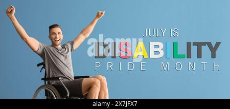 Glücklicher junger Mann, der im Rollstuhl vor blauem Hintergrund sitzt. Banner für den Monat „Invability Pride Month“ Stockfoto