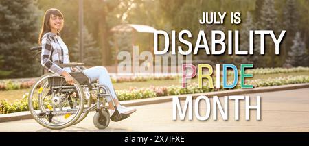 Glückliche junge Frau im Rollstuhl draußen. Banner für den Monat „Invability Pride Month“ Stockfoto