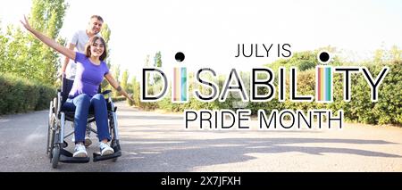 Glückliche junge Frau im Rollstuhl und ihr Mann draußen. Banner für den Monat „Invability Pride Month“ Stockfoto