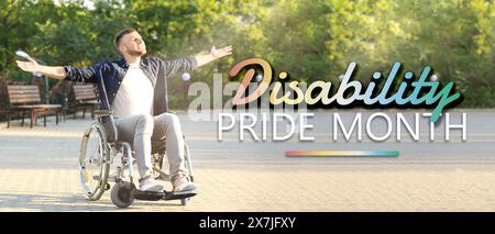 Glücklicher Mann im Rollstuhl draußen. Banner für den Monat „Invability Pride Month“ Stockfoto