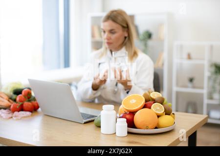 Erfahrene Ernährungsberaterin erzählt den Patienten von den Vorteilen von Wasser Stockfoto