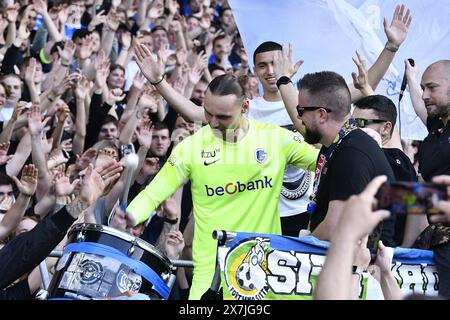 Genk, Belgien. Mai 2024. Genks Torhüter Maarten Vandevoordt und Genks Bilal El Khannouss wurden nach einem Fußballspiel zwischen dem KRC Genk und dem Royal Antwerp FC am Montag, den 20. Mai 2024 in Genk, am 9. (Von 10) Tag der Play-offs der Champions der ersten Liga der Jupiler Pro League 2023-2024 in der belgischen Meisterschaft gezeigt. BELGA FOTO JOHAN EYCKENS Credit: Belga News Agency/Alamy Live News Stockfoto