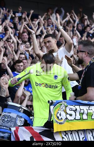 Genk, Belgien. Mai 2024. Genks Torhüter Maarten Vandevoordt und Genks Bilal El Khannouss wurden nach einem Fußballspiel zwischen dem KRC Genk und dem Royal Antwerp FC am Montag, den 20. Mai 2024 in Genk, am 9. (Von 10) Tag der Play-offs der Champions der ersten Liga der Jupiler Pro League 2023-2024 in der belgischen Meisterschaft gezeigt. BELGA FOTO JOHAN EYCKENS Credit: Belga News Agency/Alamy Live News Stockfoto