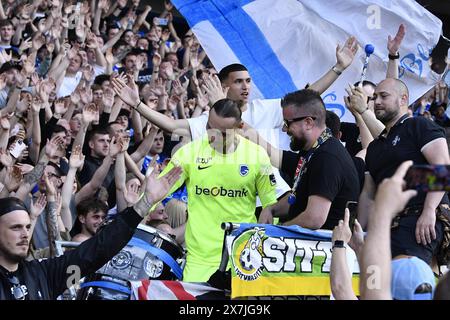 Genk, Belgien. Mai 2024. Genks Torhüter Maarten Vandevoordt und Genks Bilal El Khannouss wurden nach einem Fußballspiel zwischen dem KRC Genk und dem Royal Antwerp FC am Montag, den 20. Mai 2024 in Genk, am 9. (Von 10) Tag der Play-offs der Champions der ersten Liga der Jupiler Pro League 2023-2024 in der belgischen Meisterschaft gezeigt. BELGA FOTO JOHAN EYCKENS Credit: Belga News Agency/Alamy Live News Stockfoto