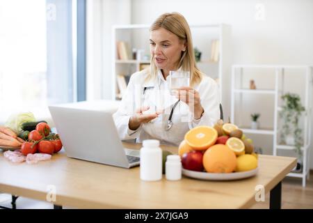 Erfahrene Ernährungsberaterin erzählt den Patienten von den Vorteilen von Wasser Stockfoto