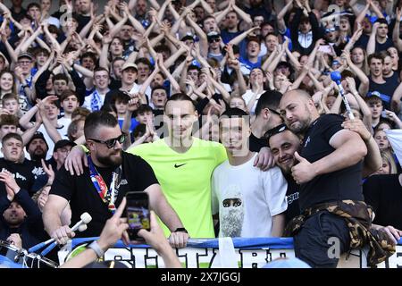 Genk, Belgien. Mai 2024. Genks Torhüter Maarten Vandevoordt und Genks Bilal El Khannouss wurden nach einem Fußballspiel zwischen dem KRC Genk und dem Royal Antwerp FC am Montag, den 20. Mai 2024 in Genk, am 9. (Von 10) Tag der Play-offs der Champions der ersten Liga der Jupiler Pro League 2023-2024 in der belgischen Meisterschaft gezeigt. BELGA FOTO JOHAN EYCKENS Credit: Belga News Agency/Alamy Live News Stockfoto