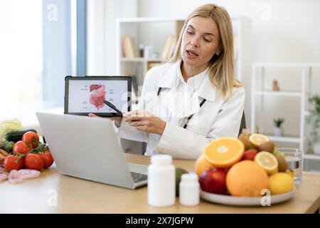 Der kaukasische Arzt in weißem Fell berät ihn aus der Ferne. Stockfoto