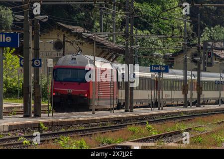 Züge und Bahnhof mit Peron im sonnigen Frühling heißen Morgen in Iselle Italien 05 11 2024 Stockfoto