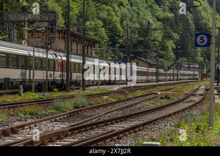 Züge und Bahnhof mit Peron im sonnigen Frühling heißen Morgen in Iselle Italien 05 11 2024 Stockfoto