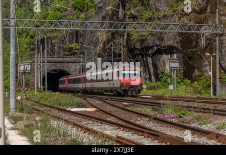 Züge und Bahnhof mit Peron im sonnigen Frühling heißen Morgen in Iselle Italien 05 11 2024 Stockfoto